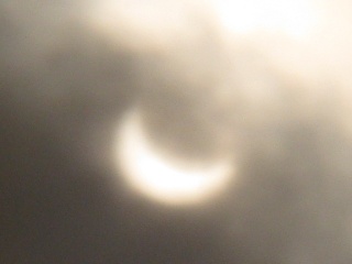 雲の影。日蝕に非ず