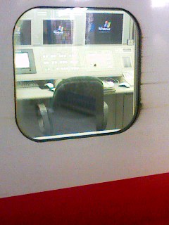 紅い新幹線は窓機??