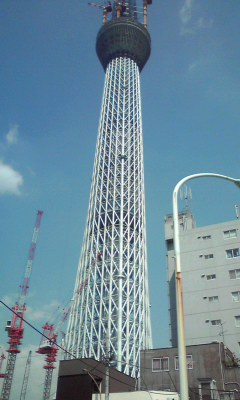 右のビルに基地局