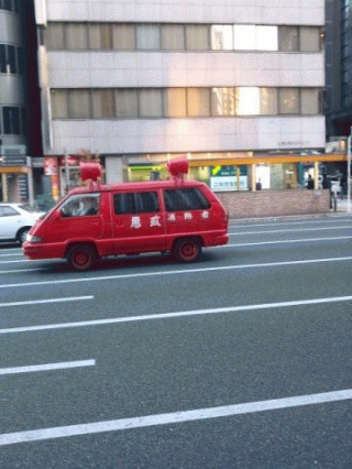 右翼の街宣車