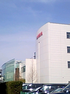 スーパーの隣