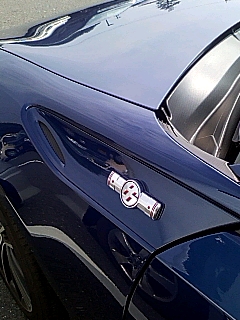 ８６