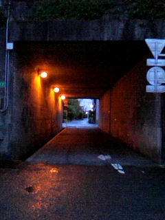 狭い