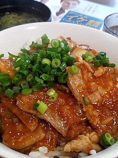 豚チリ丼