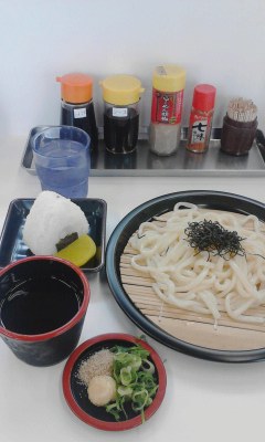 ざるうどんとおにぎり